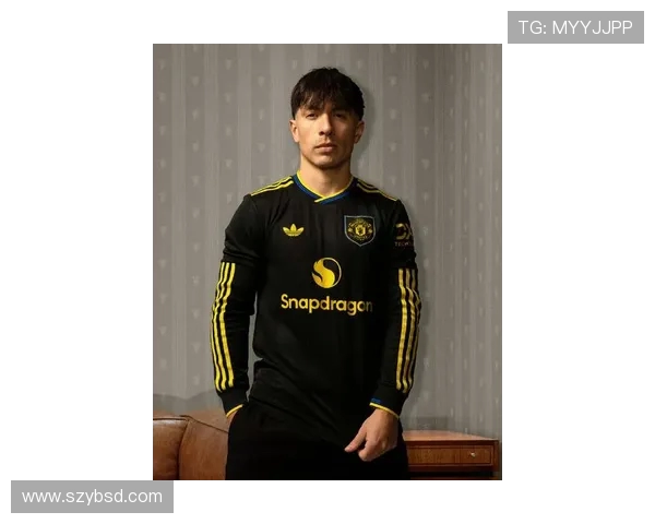 曼联发布202526赛季主场球衣致敬梦剧场黑白V领设计引领时尚潮流